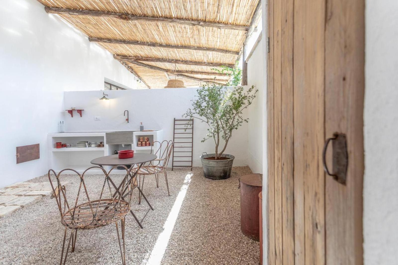 Trullo Santovia Bed & Breakfast ซันตีซิโดโร ภายนอก รูปภาพ